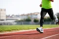 Séance de fractionné en running sur piste d’athlétisme