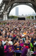 Peloton de coureuses au départ de La Parisienne sous la Tour Eiffel à Paris