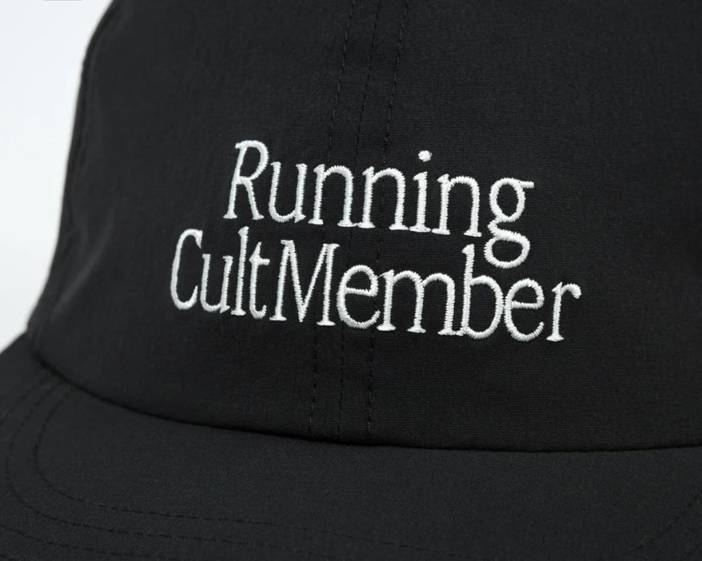 Broderie Running Cult Member sur la casquette de running Satisfy, signature emblématique de la marque
