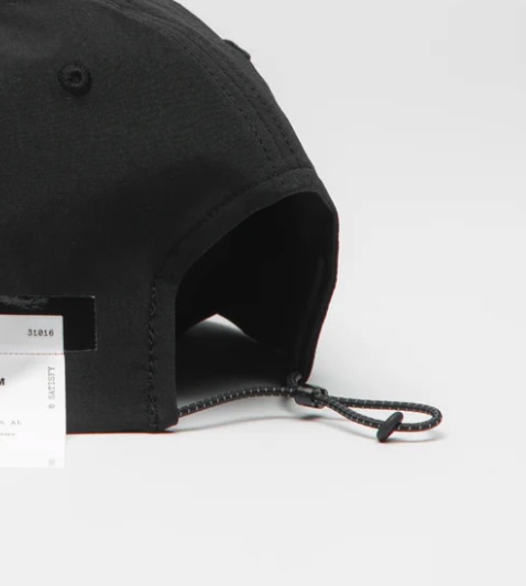 Système de serrage élastique à l’arrière de la casquette de running Satisfy PeaceShell pour un ajustement précis