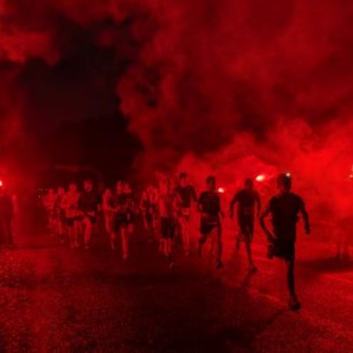 Départ du Trail du Porteur d'Eau de nuit, au milieu des fumigènes rouges