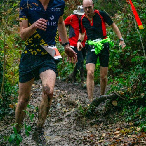 Coureurs dans une montée boueuse du Trail du Porteur d'Eau