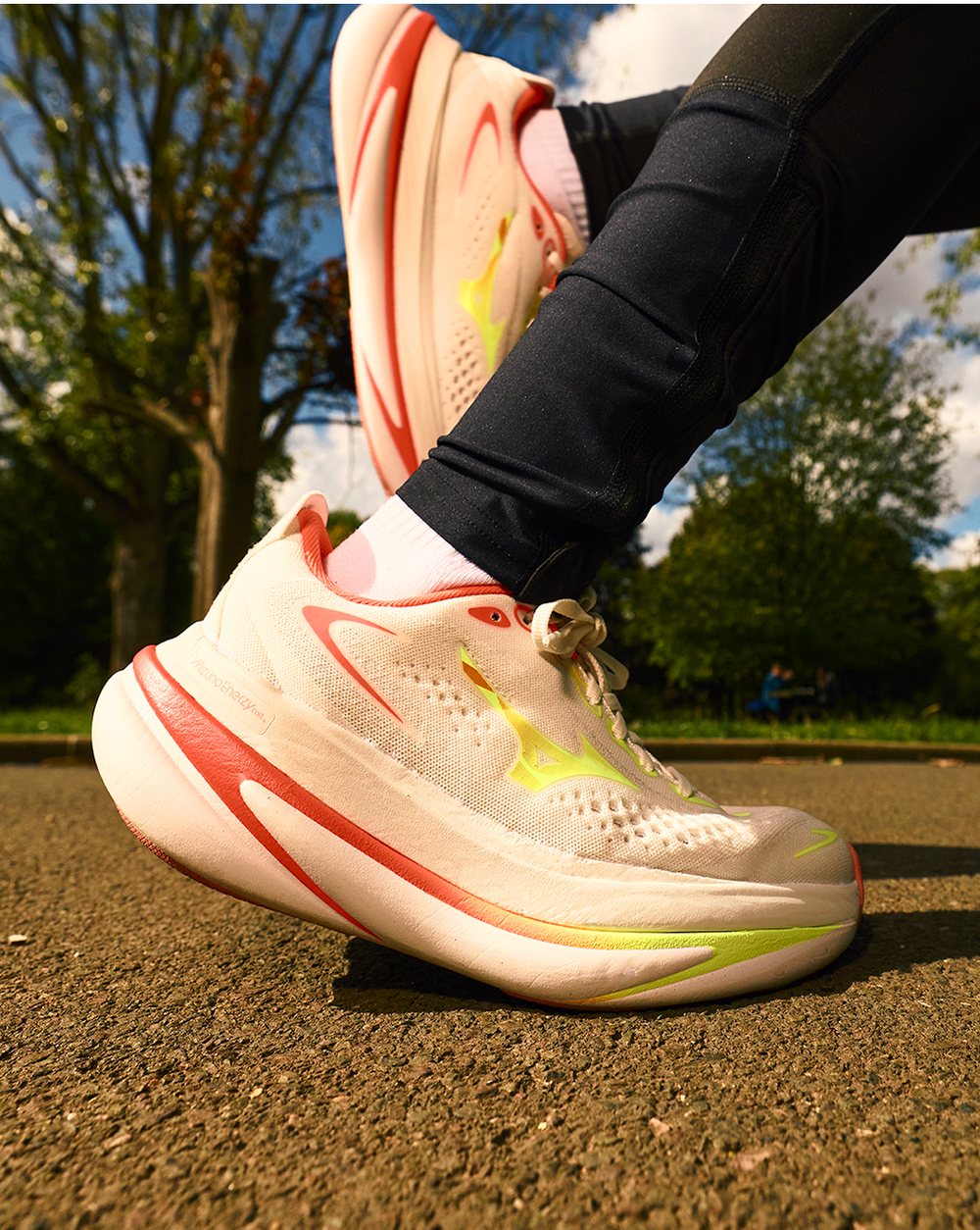 Gros plan en contre-plongée sur la semelle intermédiaire Mizuno Enerzy NXT+ de la Sky Prime, coloris blanc et corail
